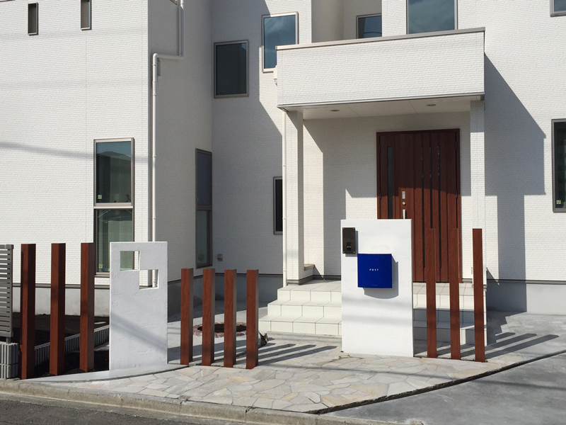 横浜市　青いポストが印象的なオープン外構
